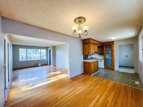 908 Hunterston Road Nw, Calgary, AB - Indoor