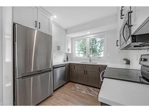 15 Deermont Place Se, Calgary, AB - Indoor Photo Showing Kitchen With Stainless Steel Kitchen