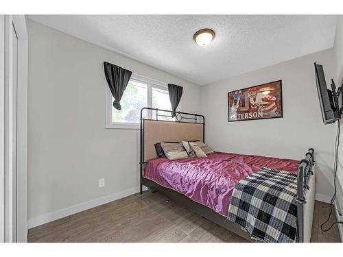 15 Deermont Place Se, Calgary, AB - Indoor Photo Showing Bedroom