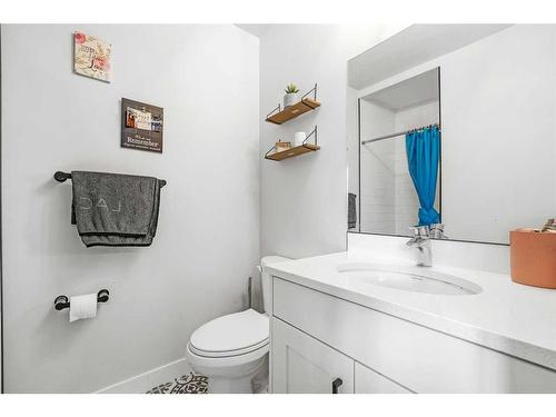 15 Deermont Place Se, Calgary, AB - Indoor Photo Showing Bathroom