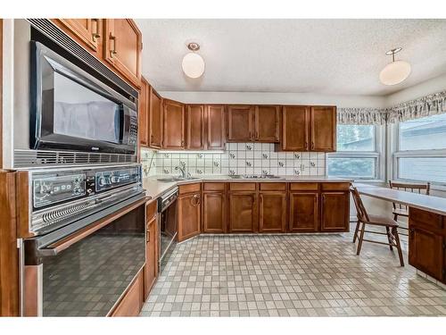 3 Maple Place Sw, Calgary, AB - Indoor Photo Showing Kitchen