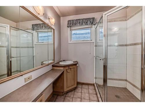 3 Maple Place Sw, Calgary, AB - Indoor Photo Showing Bathroom