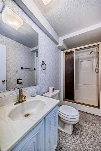 3 Maple Place Sw, Calgary, AB - Indoor Photo Showing Bathroom