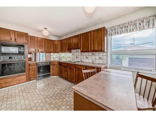 3 Maple Place Sw, Calgary, AB - Indoor Photo Showing Kitchen