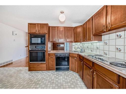 3 Maple Place Sw, Calgary, AB - Indoor Photo Showing Kitchen