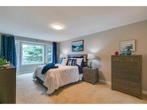 44 Christie Knoll Heights Sw, Calgary, AB - Indoor Photo Showing Bedroom