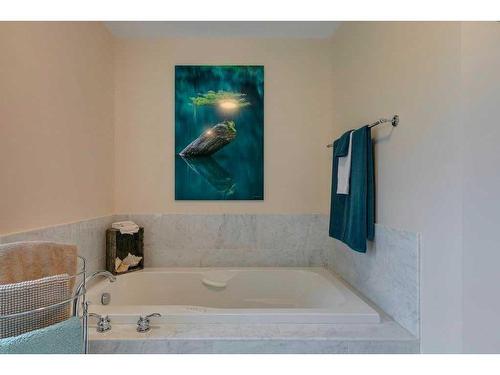 44 Christie Knoll Heights Sw, Calgary, AB - Indoor Photo Showing Bathroom