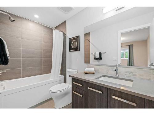 1-1724 Kensington Road Nw, Calgary, AB - Indoor Photo Showing Bathroom