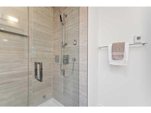 1-1724 Kensington Road Nw, Calgary, AB - Indoor Photo Showing Bathroom