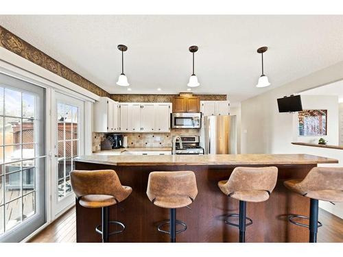 431 Willowdale Crescent Se, Calgary, AB - Indoor Photo Showing Kitchen With Upgraded Kitchen