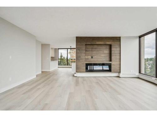 261-20 Coachway Road Sw, Calgary, AB - Indoor Photo Showing Living Room