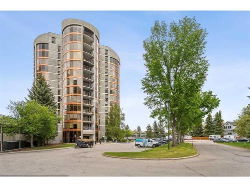 261-20 Coachway Road Sw, Calgary, AB - Outdoor With Facade