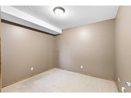 8 Everridge Road Sw, Calgary, AB - Indoor Photo Showing Other Room