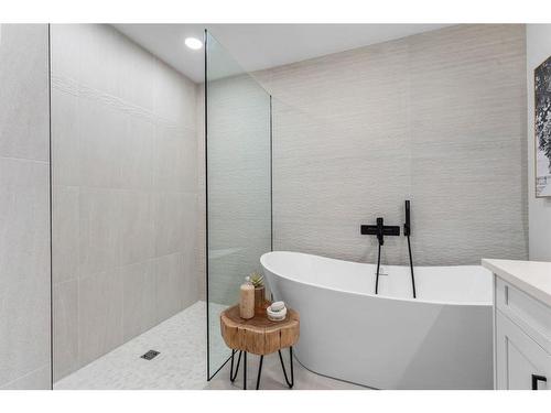 10404 Maplemont Road Se, Calgary, AB - Indoor Photo Showing Bathroom