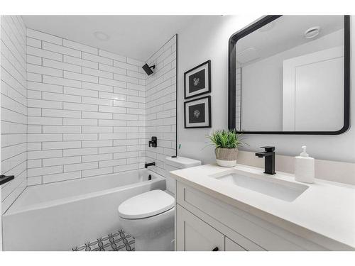 10404 Maplemont Road Se, Calgary, AB - Indoor Photo Showing Bathroom