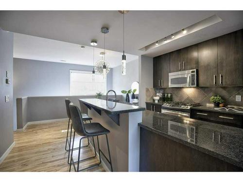 203-180 9 Street Ne, Calgary, AB - Indoor Photo Showing Kitchen With Upgraded Kitchen