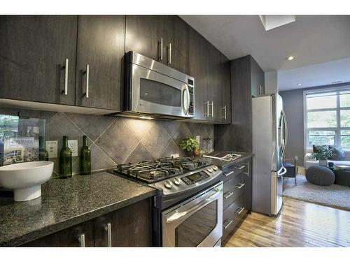 203-180 9 Street Ne, Calgary, AB - Indoor Photo Showing Kitchen With Stainless Steel Kitchen With Upgraded Kitchen