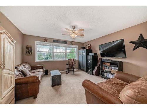 242 Shannon Square Sw, Calgary, AB - Indoor Photo Showing Living Room