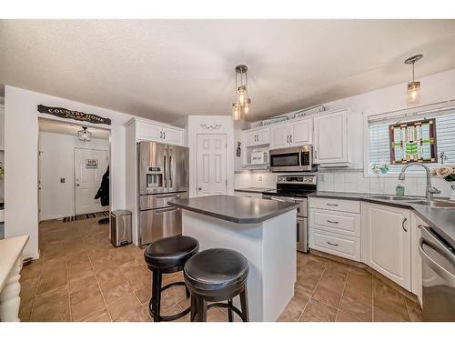 242 Shannon Square Sw, Calgary, AB - Indoor Photo Showing Kitchen