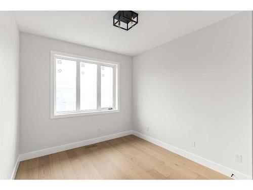 1410 43 Street Sw, Calgary, AB - Indoor Photo Showing Other Room