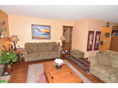 163 Shannon Circle Sw, Calgary, AB - Indoor Photo Showing Living Room