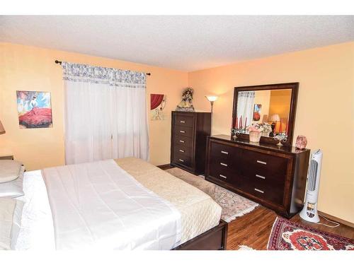 163 Shannon Circle Sw, Calgary, AB - Indoor Photo Showing Bedroom