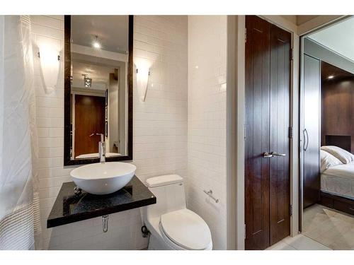 705-3232 Rideau Place Sw, Calgary, AB - Indoor Photo Showing Bathroom