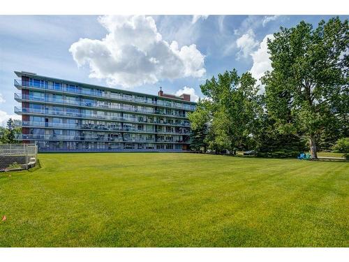 705-3232 Rideau Place Sw, Calgary, AB - Outdoor