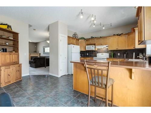 21 Country Hills Gardens Nw, Calgary, AB - Indoor Photo Showing Kitchen