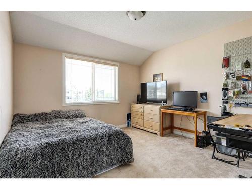 21 Country Hills Gardens Nw, Calgary, AB - Indoor Photo Showing Bedroom