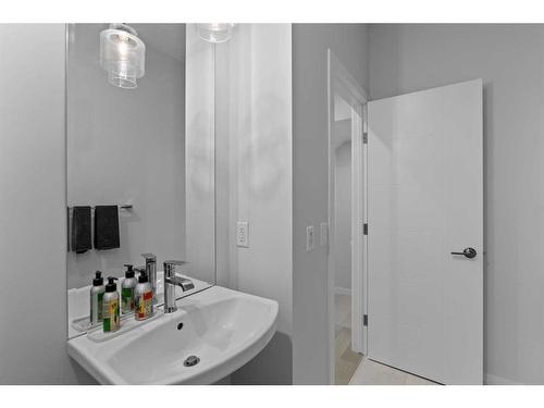 268 Seton Villas Se, Calgary, AB - Indoor Photo Showing Bathroom