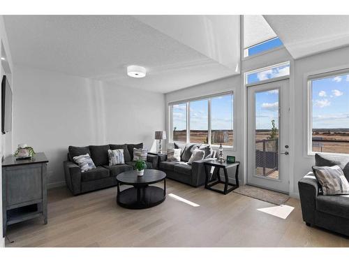 268 Seton Villas Se, Calgary, AB - Indoor Photo Showing Living Room