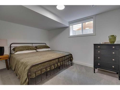 340 Parkview Crescent Se, Calgary, AB - Indoor Photo Showing Bedroom