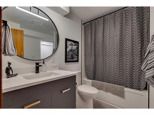 340 Parkview Crescent Se, Calgary, AB - Indoor Photo Showing Bathroom
