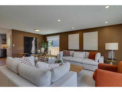 340 Parkview Crescent Se, Calgary, AB - Indoor Photo Showing Living Room