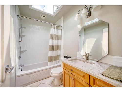 6711 Silverview Drive Nw, Calgary, AB - Indoor Photo Showing Bathroom