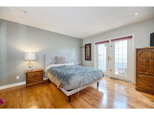 6711 Silverview Drive Nw, Calgary, AB - Indoor Photo Showing Bedroom