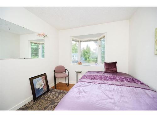 6711 Silverview Drive Nw, Calgary, AB - Indoor Photo Showing Bedroom