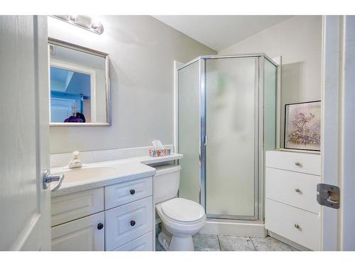 6711 Silverview Drive Nw, Calgary, AB - Indoor Photo Showing Bathroom