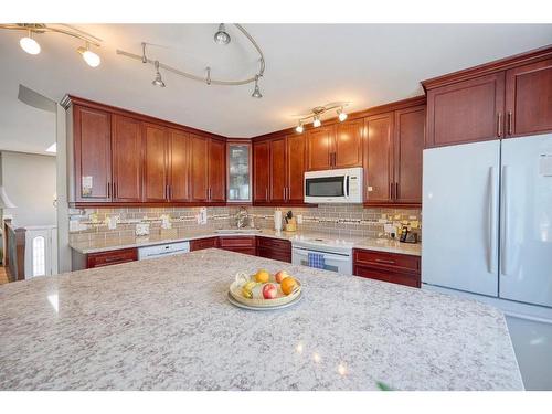 6711 Silverview Drive Nw, Calgary, AB - Indoor Photo Showing Kitchen