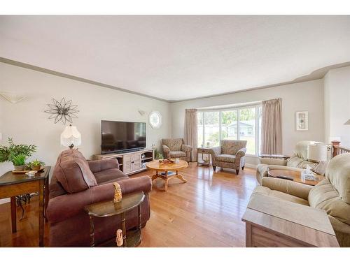 6711 Silverview Drive Nw, Calgary, AB - Indoor Photo Showing Living Room