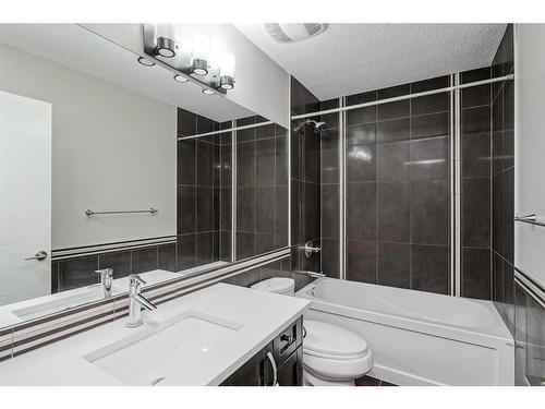 4324 70 Street Nw, Calgary, AB - Indoor Photo Showing Bathroom