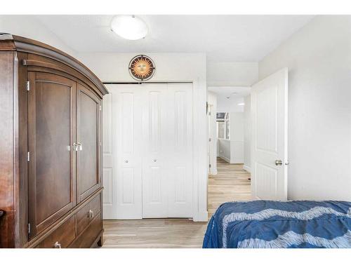 9-206 Village Terrace Sw, Calgary, AB - Indoor Photo Showing Bedroom