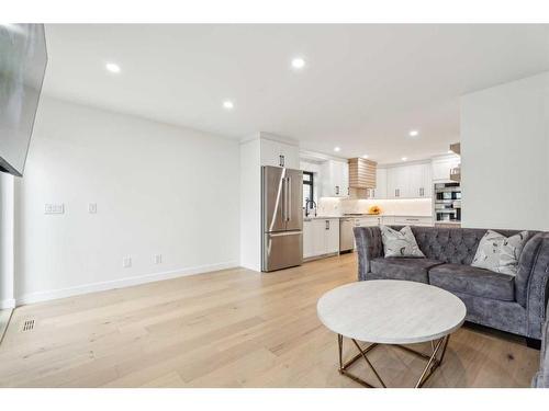 7232 Sierra Morena Boulevard Sw, Calgary, AB - Indoor Photo Showing Living Room