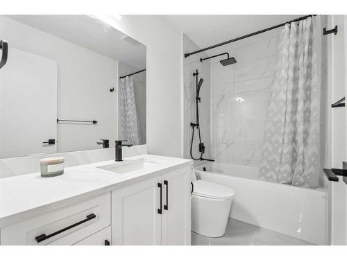 7232 Sierra Morena Boulevard Sw, Calgary, AB - Indoor Photo Showing Bathroom