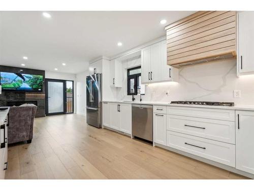 7232 Sierra Morena Boulevard Sw, Calgary, AB - Indoor Photo Showing Kitchen With Upgraded Kitchen