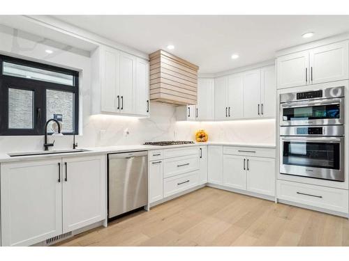 7232 Sierra Morena Boulevard Sw, Calgary, AB - Indoor Photo Showing Kitchen With Upgraded Kitchen