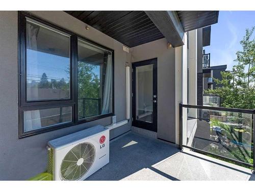 205-607 17 Avenue Nw, Calgary, AB - Indoor Photo Showing Garage