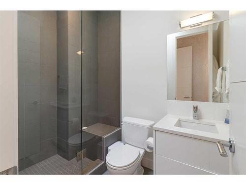 1404 22A Street Nw, Calgary, AB - Indoor Photo Showing Bathroom