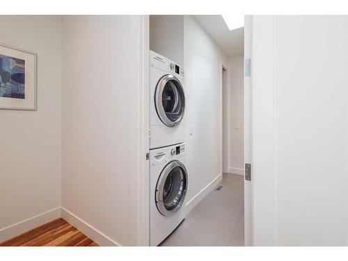 1404 22A Street Nw, Calgary, AB - Indoor Photo Showing Laundry Room